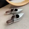 Semi-zapatillas de metal con tacón de cuña y punta cerrada estilo francés para mujer, nuevo estilo 2026, perfectas para combinar con faldas, sandalias de punta con elevador de talón oculto.