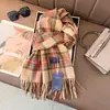 Bufanda de Lujo Británica Clásica Imitación Cachemir Australiano a Cuadros con Tacto de Alta Gama, Bufanda Cálida Vintage de Otoño e Invierno para Pareja