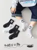 Calcetines para Niños Otoño Invierno Simples Versátiles Rayados con Letras Hasta la Mitad de la Pantorrilla Calcetines Negros y Blancos de Malla Deportivos de Moda Calcetines de Algodón para Niños y Niñas