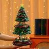 Uma variedade de enfeites de caixa de música luminosos de resina giratórios de Natal, decorações de trenzinho giratório, presentes de Natal