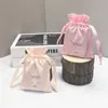 Bolsa Rosa com Cordão Feita de Material de Seda Sintética para Joias e Pequenos Objetos, Sacola de Presente Personalizável com Logo