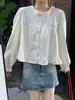 Camisa de manga larga con adorno de encaje dulce de principios de otoño para mujeres petite, blusa corta estilo babydoll con diseño único