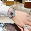 Reloj de Diseño de Trébol de Cuatro Hojas con Incrustaciones de Diamantes y Flor de Té de Perla, Estilo Nuevo, Acero Inoxidable de Lujo Retro de Alta Gama para Mujer