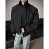 Chamarra bomber de retazos deconstruida estilo americano con cuello alto para hombre, prenda exterior de otoño de corte limpio, chaqueta de béisbol cool de alta costura