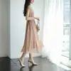 Vestido com Decote em V para Mulheres, Novo Estilo Retro Francês de Verão 2026, Toque de Luxo, Cintura Marcada, Barra Ampla, Vestido de Comprimento Médio