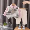 Traje de Primavera para Niños Nuevo Coreano Color Puro Chaleco de Punto Bebé Primavera y Otoño Casual Camisa con Cuello Mao Conjunto de Tres Piezas