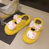 Pantufas de algodão com laço fofo, adoráveis e femininas, design felpudo, novo estilo 2026, pantufas de desenho animado Hello Kitty para mulheres, solado grosso, adequadas para outono e inverno