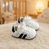 Tênis de renda para meninas, sapatos casuais de bolinhas para bebês, calçados para crianças pequenas, novos sapatos simples de outono 2026, sapatos de couro infantis