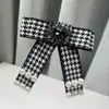 Gravata Borboleta Retro Xadrez Pied-de-Poule Preto e Branco Estilo Colégio Britânico para Homens e Mulheres com Pérolas e Strass, Acessório de Camisa Sem Nó