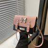 Bolso cuadrado pequeño de cartero de alta gama para mujer, nuevo bolso de hombro de moda 2024, bolso cruzado multiusos para comercio exterior transfronterizo.