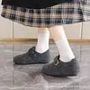 Sapatos femininos de pelúcia cinza estilo Birkenstock de cobertura total, novidade outono e inverno 2026, slip-on preguiçoso com sola grossa, sapatos de algodão Birkenstock