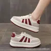 Zapatillas Blancas de Suela Gruesa para Mujer 2026 Color Otoño Bloque de Color Estilo Universitario Ligero Aumentadoras de Altura Versátiles Zapatos Deportivos Casuales