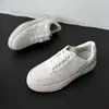 Nuevas Zapatillas Blancas de Piel de Vaca Otoño/Invierno 2026 con Cordones Casuales Suela Gruesa Modernas Versátiles Zapatos para Mujer Venta al por Mayor para Exportación