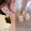 1 Par de Brincos de Zircônia Dourada de Luxo Leve, Novos Brincos da Moda com Temperamento Único para Mulheres, Design de Nicho com um Estilo Francês de Alta Qualidade