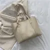 Neste outono e inverno, a bolsa feminina mais moderna é uma bolsa de ombro de grande capacidade, versátil e estilosa, que exala um ar sofisticado e elegante, perfeita para o dia a dia.