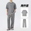 Nuevo estilo de verano, camiseta holgada con retazos, cuello redondo, hombros caídos, diseño de dos piezas simulado, conjunto de pantalones casuales holgados versátiles de manga corta para hombre