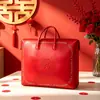 Bolsa de almacenamiento de colcha bordada de alta gama, un bolso rojo para el ajuar de la novia, perfecto para celebraciones de bodas, a prueba de humedad y polvo