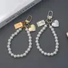 Colgante de Figura Cuadrada Amor Vintage Lanyard para Teléfono Móvil Cadena de Mano Perla Estilo Pequeño Fragante Estilo INS para Mujer Antiperdida