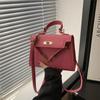 2024 Nueva Moda Otoño e Invierno Simple Fresco Color de Contraste Hebilla de Cierre Nuevo Bolso Bandolera Cuadrado Pequeño Portátil con Textura
