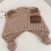 Chapéu de pelúcia fofo com orelhas de urso e laço duplo estilo celebridade para mulheres, chapéu de tricô quente para cobrir as orelhas estilo coreano para outono e inverno que faz o rosto parecer menor