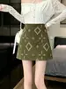 Falda bordada de gamuza marrón para mujer, otoño 2026 nueva de cintura alta, adelgazante, línea A, ajustada, corta A14262