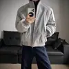 Chamarra bomber de retazos deconstruida estilo americano con cuello alto para hombre, prenda exterior de otoño de corte limpio, chaqueta de béisbol cool de alta costura