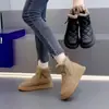 Botas de nieve cálidas populares para mujer, nuevo estilo de invierno 2026, forradas de felpa y engrosadas para mayor calidez, zapatos de algodón estilo noreste, parte superior de cuero antideslizante, botas cortas