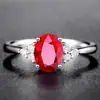 Anel de Diamante Yihua Jewelry Formato de Ovo Diamante Vermelho Sangue de Pombo Elegante Banhado a Ouro 18K Anel com Pedras Coloridas Vermelho Azul Verde