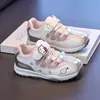 Zapatos Deportivos para Niñas 2026 Nuevo Malla Transpirable Suela Suave Antideslizante Velcro Hello Kitty Lindo Rosa Versátil Ligero