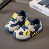 Zapatillas de malla doble con velcro para niños, unisex, con puntera anticolisión, suela suave, antideslizantes, zapatos casuales para niños pequeños