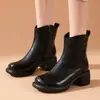 Botas de tornozelo com sola macia, botas femininas de algodão com forro de fleece para aquecimento, sapatos de couro, novo estilo outono/inverno 2026, botas simples, botas estilo Martin de cano médio para mulheres