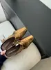 Mules Cuadrados de Piel de Oveja para Mujer 2026 Estilo Nuevo Color Plateado con Aumento Oculto de Altura y Diseño de Tira Cruzada para Uso en Exteriores