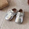 Sapatos de couro infantis 2026 Outono Novo Estilo Sapatinhos de Princesa com Laço de Pérola para Meninas Crianças Raso Mocassins Modernos