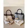 Bolsa Balde Portátil de Grande Capacidade para Mulheres 2026 Novo Estilo de Verão High-End Luxo Leve Nicho Versátil para o Dia a Dia Bolsa de Ombro