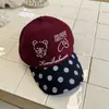 Boné de Baseball Rilakkuma Bordado Estilo Coreano Color Block Bolinhas para Mulheres, Moda Primavera e Verão Versátil Afina o Rosto Bonitinho Capuz de Bico de Pato