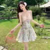 Elegante y sofisticado vestido lencero blanco estampado de estilo francés para mujer, con cintura ceñida, efecto adelgazante y diseño de línea A sin espalda.