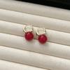 Brincos de pérola de feijão vermelho Ankora Brincos femininos retrô estilo Hong Kong elegantes brincos de alta qualidade brincos de prata de luxo leve de pólo de orelha