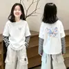 Camiseta de algodón de manga larga con cuello redondo y estampado de chica de dibujos animados, corte holgado, versátil, con rayas, imitación de dos piezas para niñas pequeñas