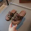 Sandalias de Moda para Niñas con Estampado de Leopardo para Exteriores Verano 2026 Nuevas Sandalias Romanas con Anillo Metálico en el Dedo del Pie Versátiles