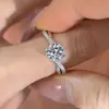 Anillo de Plata de Ley S925 con Moissanita en Brazo Retorcido Microincrustado Anillo de Dedo Clásico de Cuatro Garras Lujo Ligero Moda Sentido de Alta Gama Joyería de Mano Noble