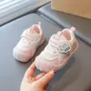 Zapatos Lindos de Dibujos Animados para Bebés y Niños Pequeños 2026 Otoño Zapatos Casuales para Niños Pequeños Superficie de Cuero Zapatos de Interior para Bebés Niñas