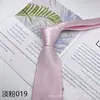 Venda Direta do Fabricante Ponto de Venda Gravata Lisa de Poliéster 8cm Gravata Social com Várias Cores Gravata no Atacado