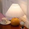 Lámpara de mesa plisada creativa para habitación de niña, estilo nórdico, popular en línea, con sentido de ambiente, lámpara de mesa de noche decorativa de cerámica