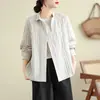 Foto real de una camisa a rayas irregulares con textura elegante de estilo coreano, camisa simple de cuello AB, chaqueta superior moderna y rejuvenecedora
