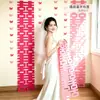 Tira larga rosa y rojo rosado de boda con el carácter de felicidad, utilizada como bata de mañana, accesorio para fotos de compromiso y decoración de fondo para el dormitorio principal en la suite nupcial