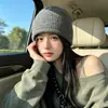 El borde enrollado retro hace que la cara parezca más pequeña gorro de punto de color liso para mujer otoño e invierno protección cálida para los oídos sombrero de lana tejido sombrero de punto cálido simple