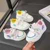 Zapatillas blancas de dibujos animados lindas para niñas, nuevo modelo primavera y otoño 2026, zapatos casuales para niños mayores, zapatillas de niña