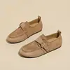 Zapatos slip-on de gamuza retro estilo Maillard, nueva colección otoño 2026, versátiles con hebilla de cinturón, punta redonda, casuales y adecuados para ir al trabajo.