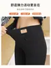Leggings femininas com forro de fleece e fio fino, projetadas para uso externo, com bolsos, corte justo, cintura alta, efeito emagrecedor e espessura adicional para aquecimento.