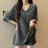 Camiseta Elegante Plus Size com Fenda e Decote V de Manga Curta para Mulheres, Novo Estilo Verão 2026, Caimento Solto, Emagrecimento, Cobre Gordura Corporal, para Mulheres Plus Size